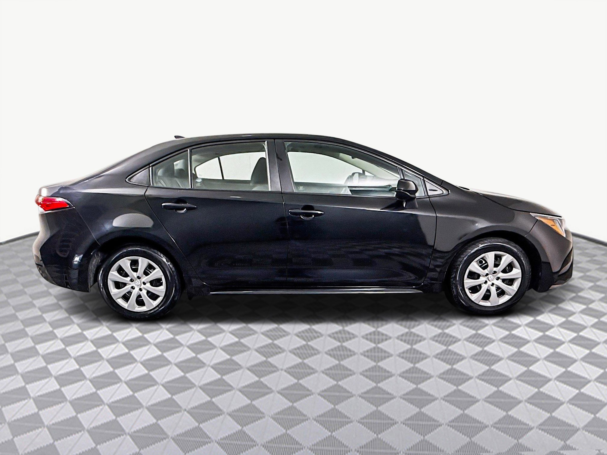 Used 2022 Toyota Corolla LE image 11