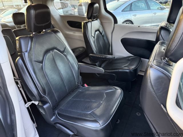 Used 2019 Chrysler Pacifica Limited image 17