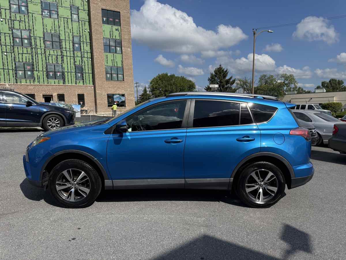 Used 2017 Toyota RAV4 XLE image 4