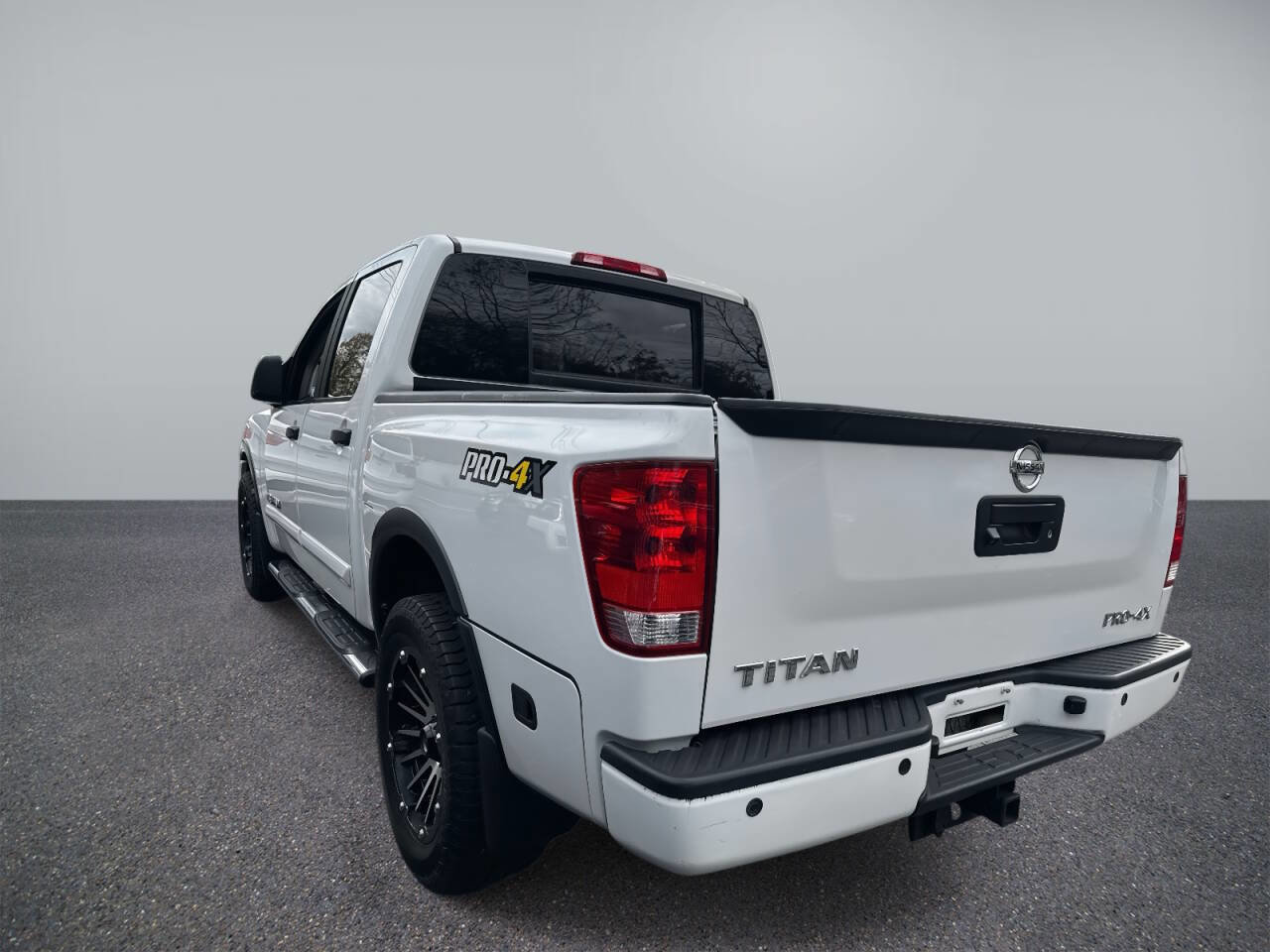Used 2015 Nissan Titan PRO-4X image 3