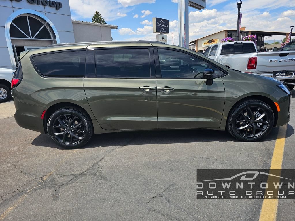 New 2027 Chrysler Pacifica Limited AWD/4WD image 2