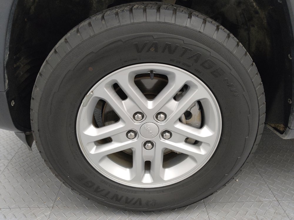 Used 2023 Jeep Grand Cherokee Laredo AWD/4WD image 31