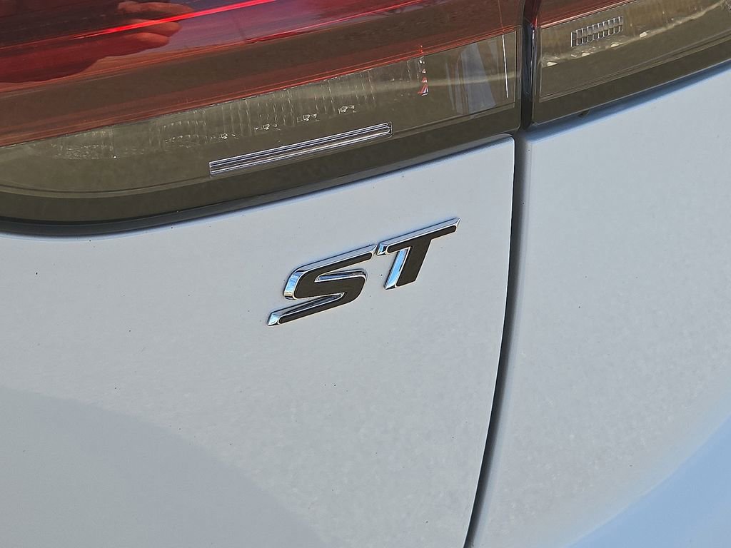 Used 2023 Buick Envision Essence w/ Sport Touring Package image 13