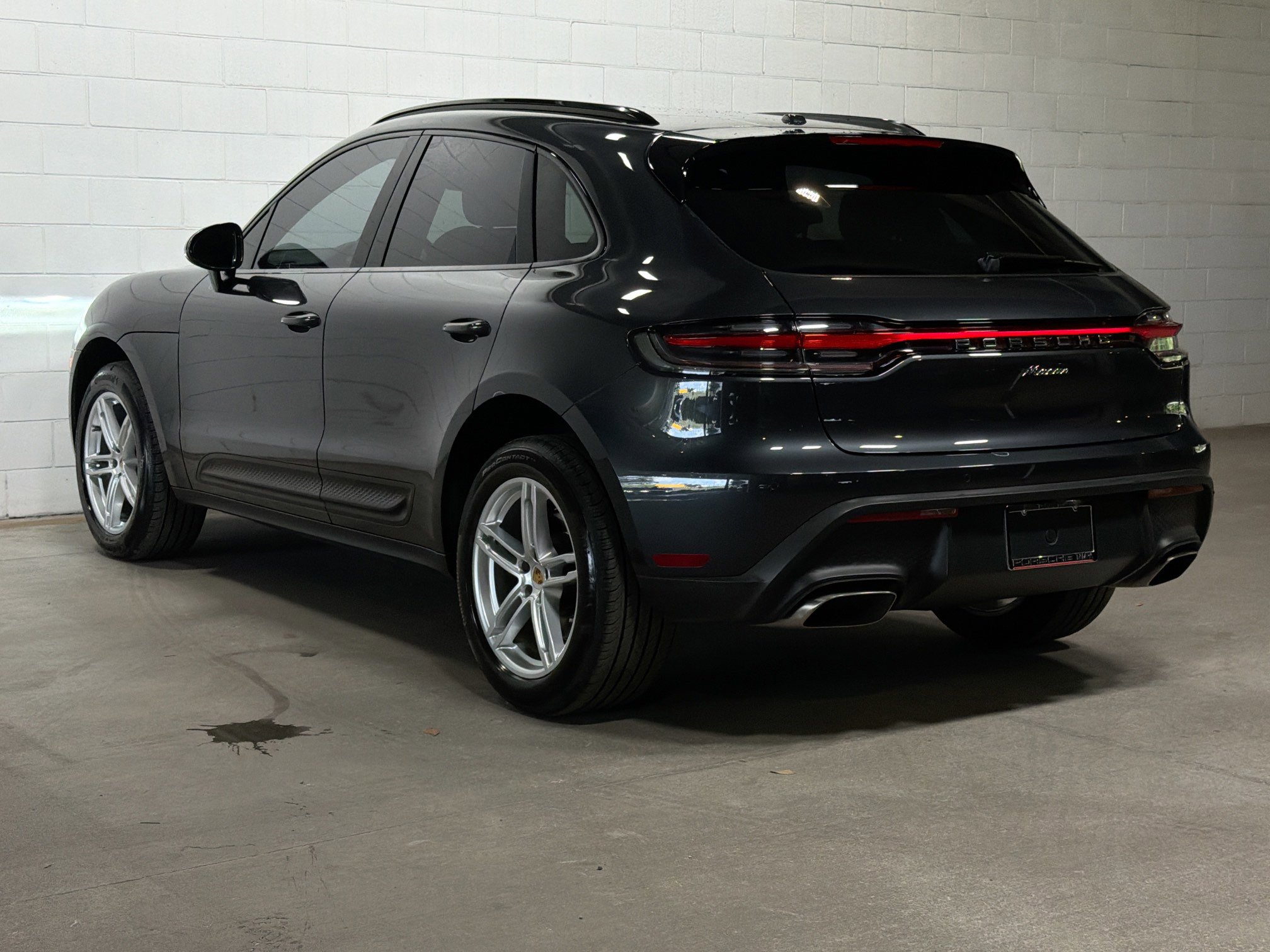 Certified 2022 Porsche Macan AWD/4WD image 3