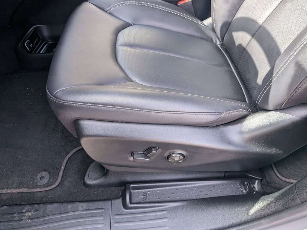Used 2025 Chrysler Pacifica Select image 14