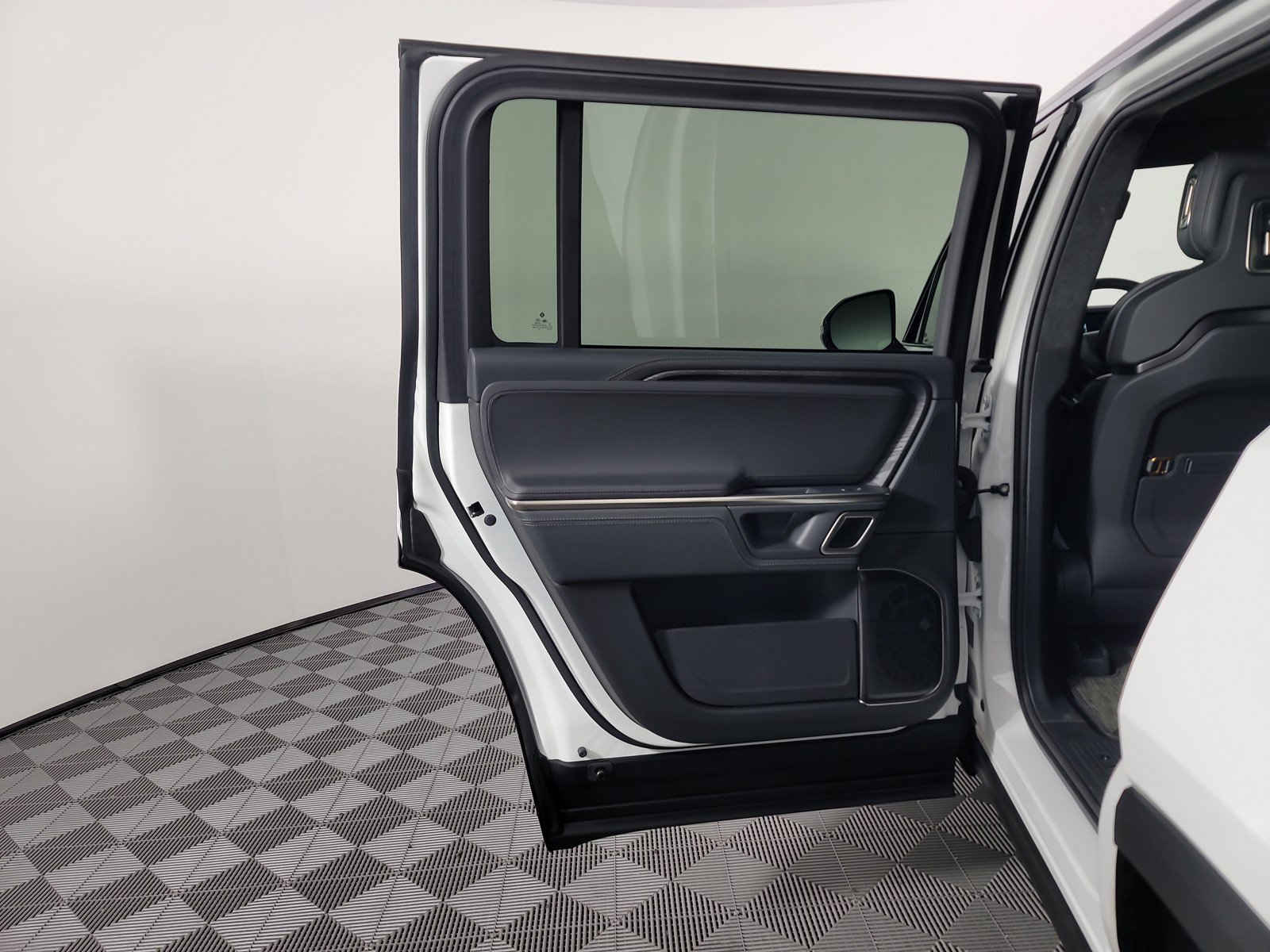 Used 2024 Rivian R1S Adventure AWD/4WD image 17
