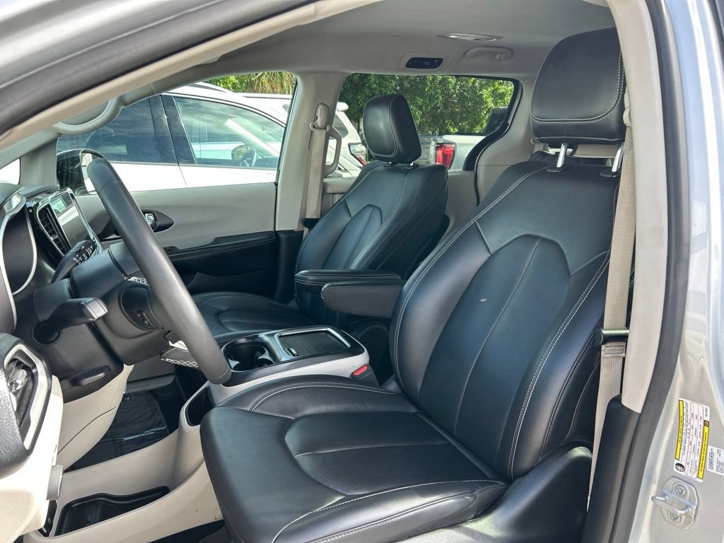 Used 2024 Chrysler Pacifica Touring-L FWD image 13