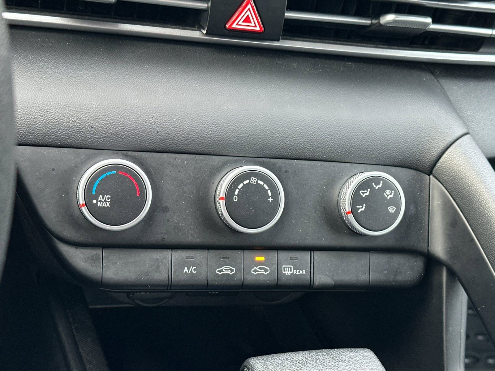 Used 2024 Hyundai Elantra SE image 18