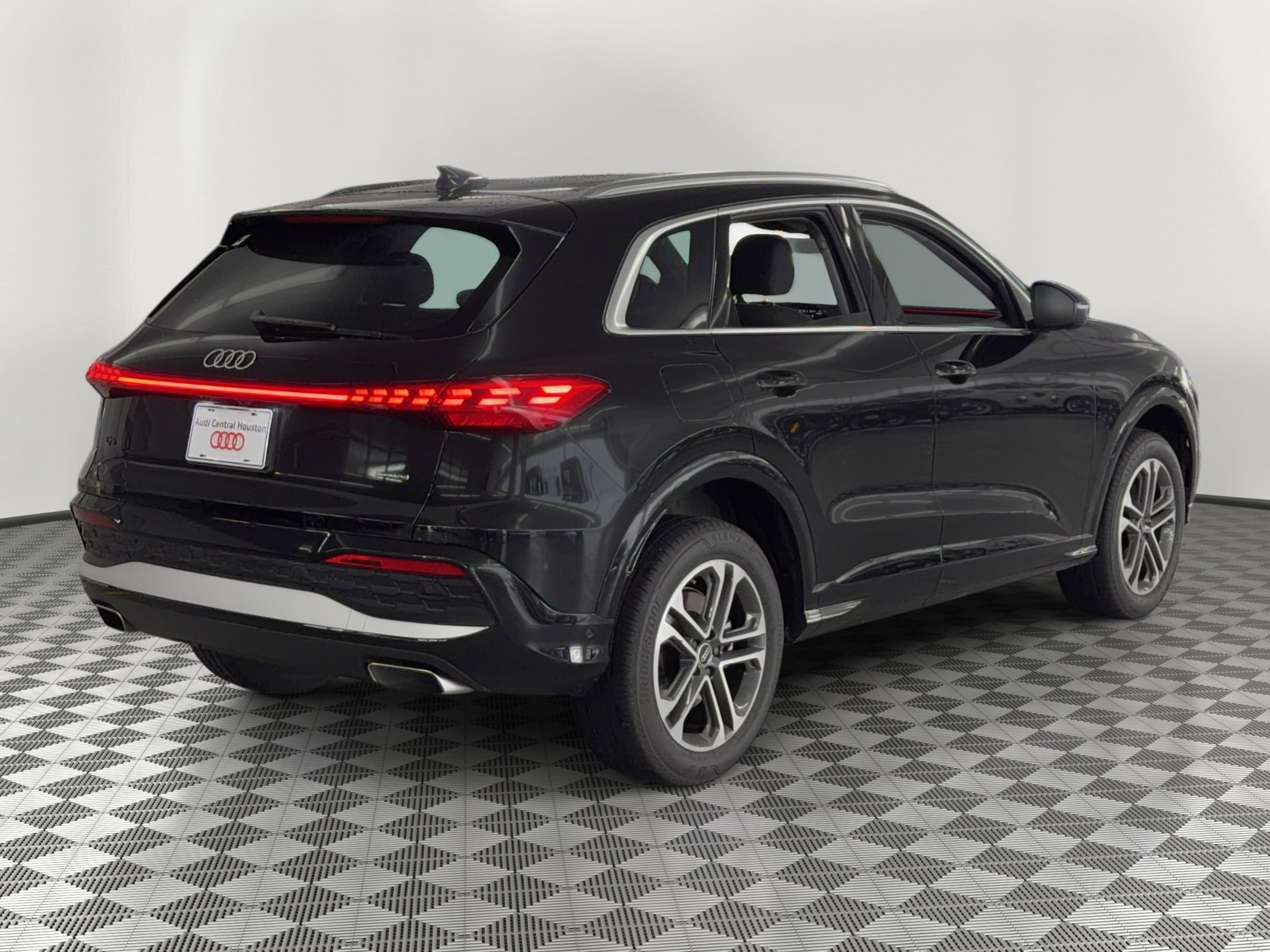 Used 2025 Audi Q5 Premium w/ Premium Plus AWD/4WD image 9