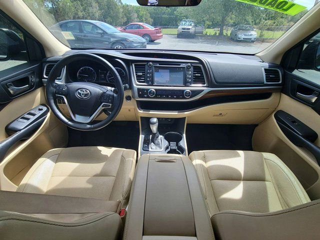 Used 2017 Toyota Highlander Limited Platinum image 2