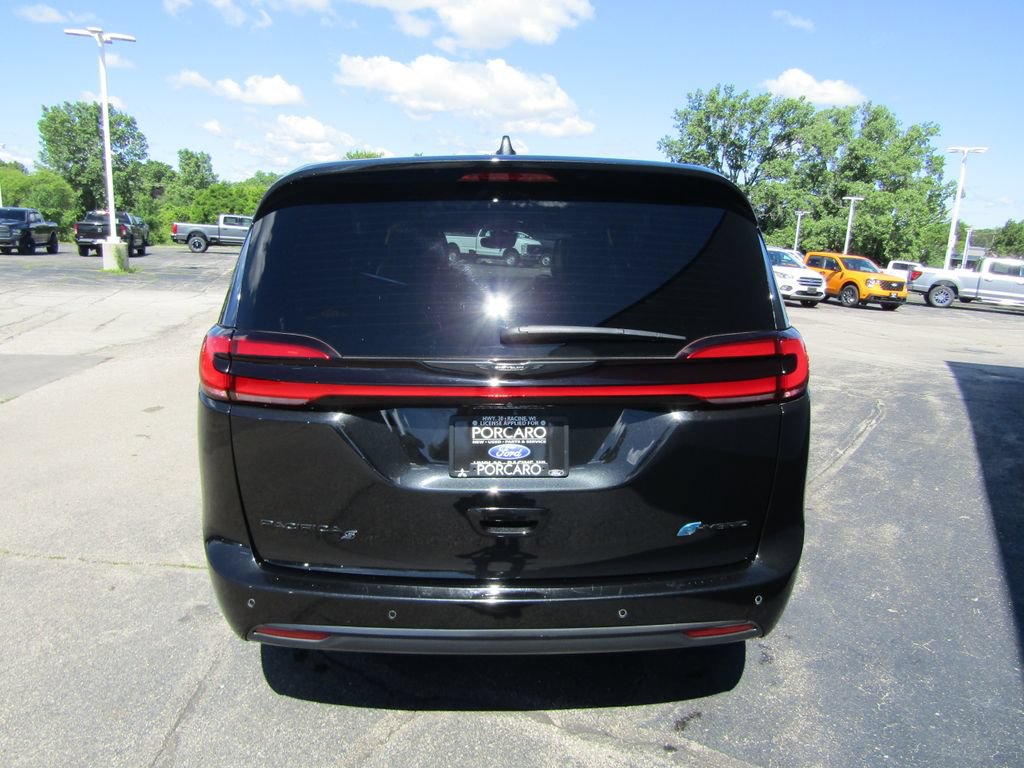 Used 2022 Chrysler Pacifica Limited w/ Uconnect Theater Family Group FWD image 5