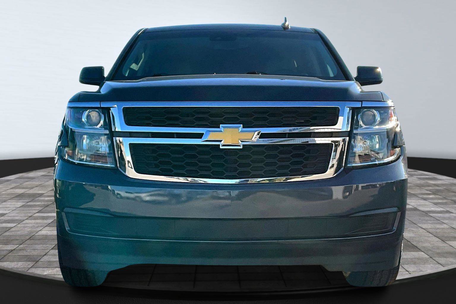 Used 2019 Chevrolet Suburban LT image 2