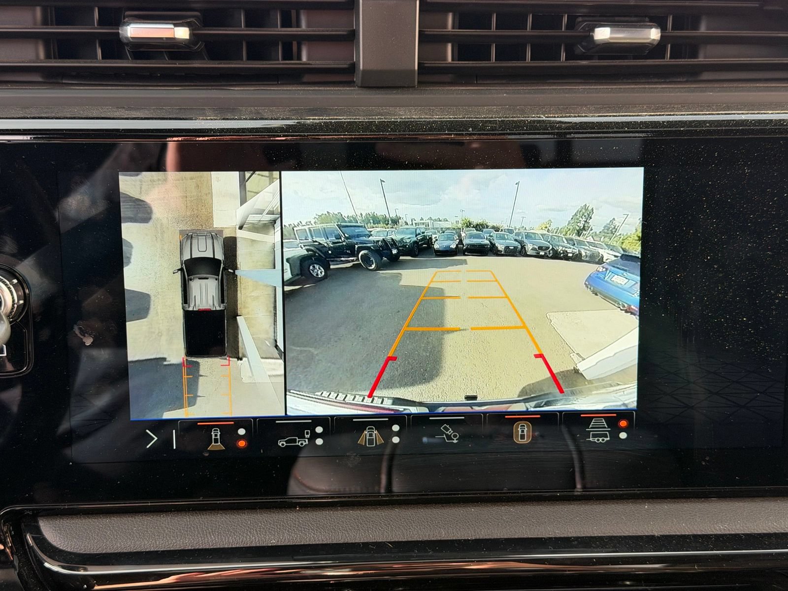 Used 2025 GMC Sierra 2500 AT4 w/ AT4 Premium Plus Package AWD/4WD image 9