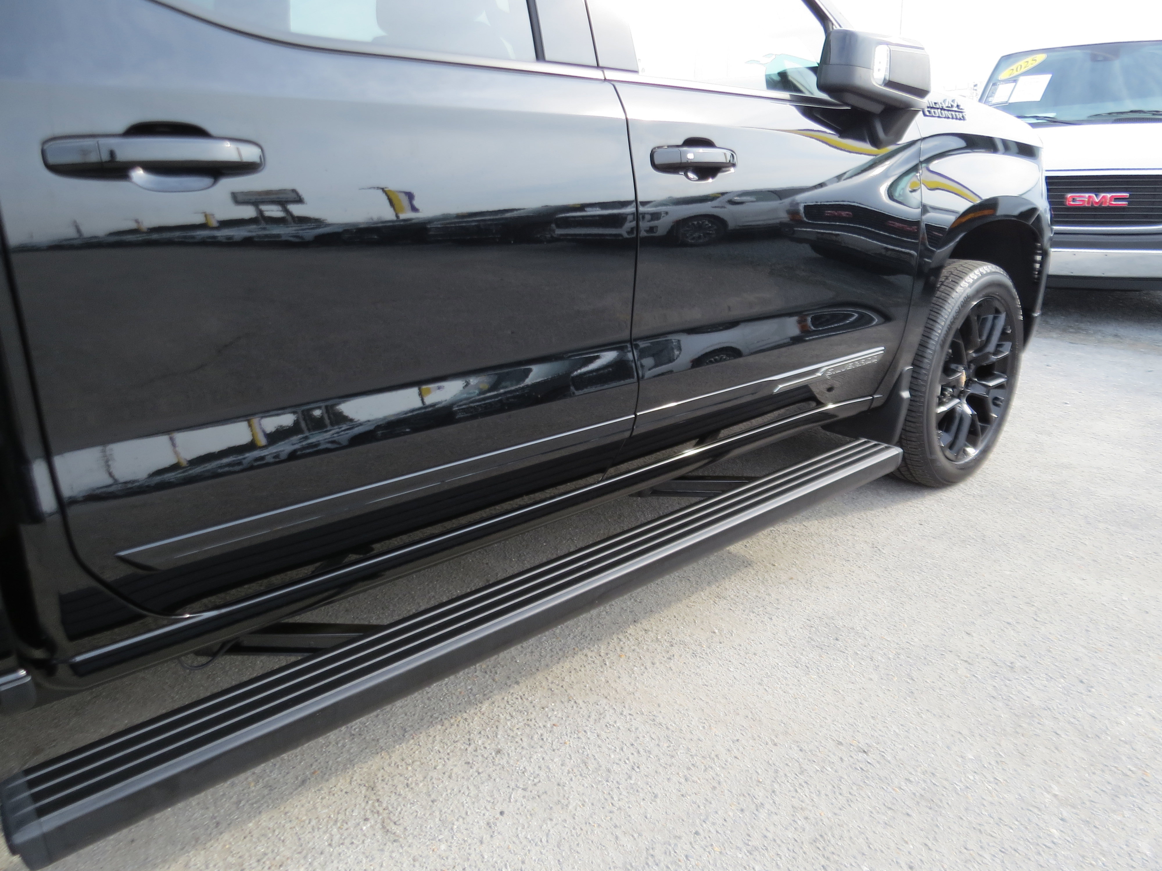 Used 2025 Chevrolet Silverado 1500 High Country w/ Midnight Edition AWD/4WD image 14