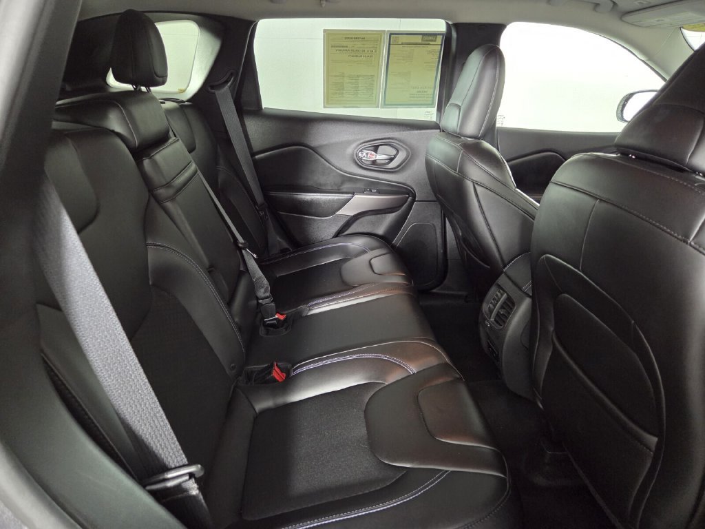 Used 2019 Jeep Cherokee Latitude Plus FWD image 28
