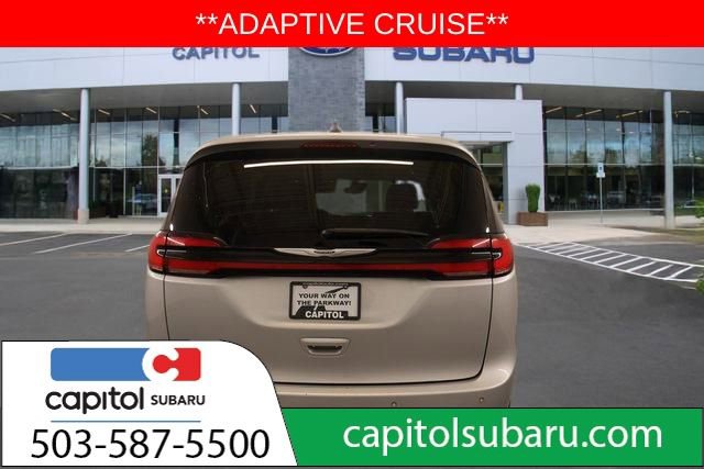 Used 2023 Chrysler Pacifica Touring-L image 4