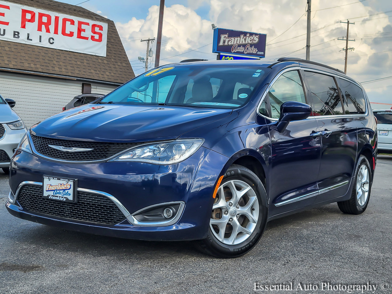 Used 2017 Chrysler Pacifica Touring-L w/ Tire & Wheel Group FWD image 1
