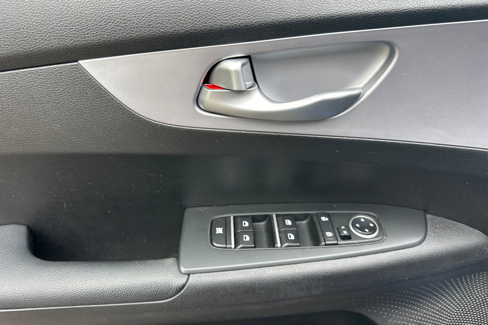 Used 2024 Kia Forte LXS image 8