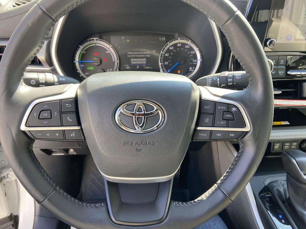 Used 2025 Toyota Highlander XLE image 33