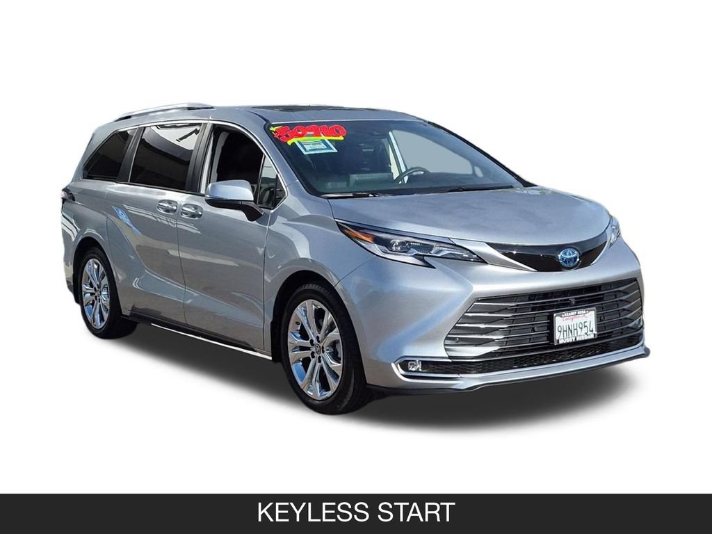 Used 2023 Toyota Sienna Platinum FWD image 2
