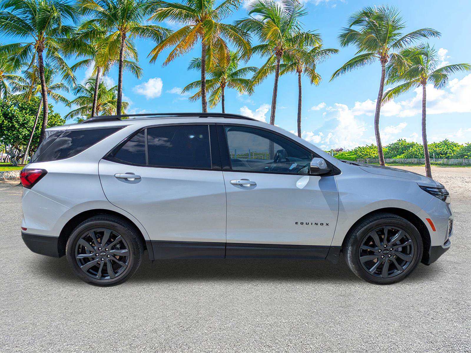 Used 2022 Chevrolet Equinox RS w/ RS Leather Package image 3