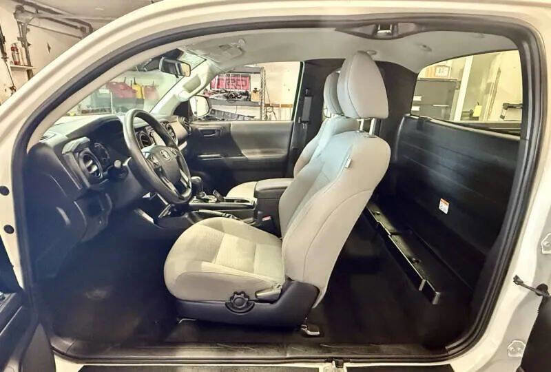 Used 2018 Toyota Tacoma SR image 11