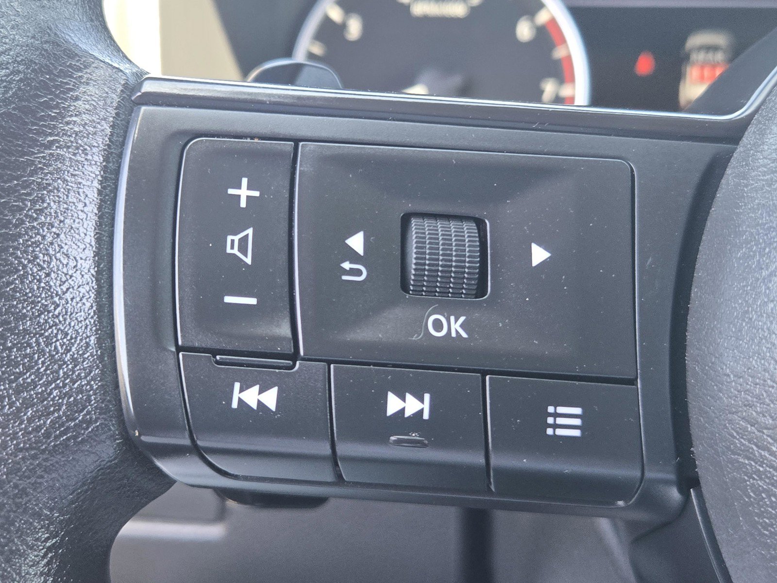 Used 2024 Nissan Rogue S AWD/4WD image 16