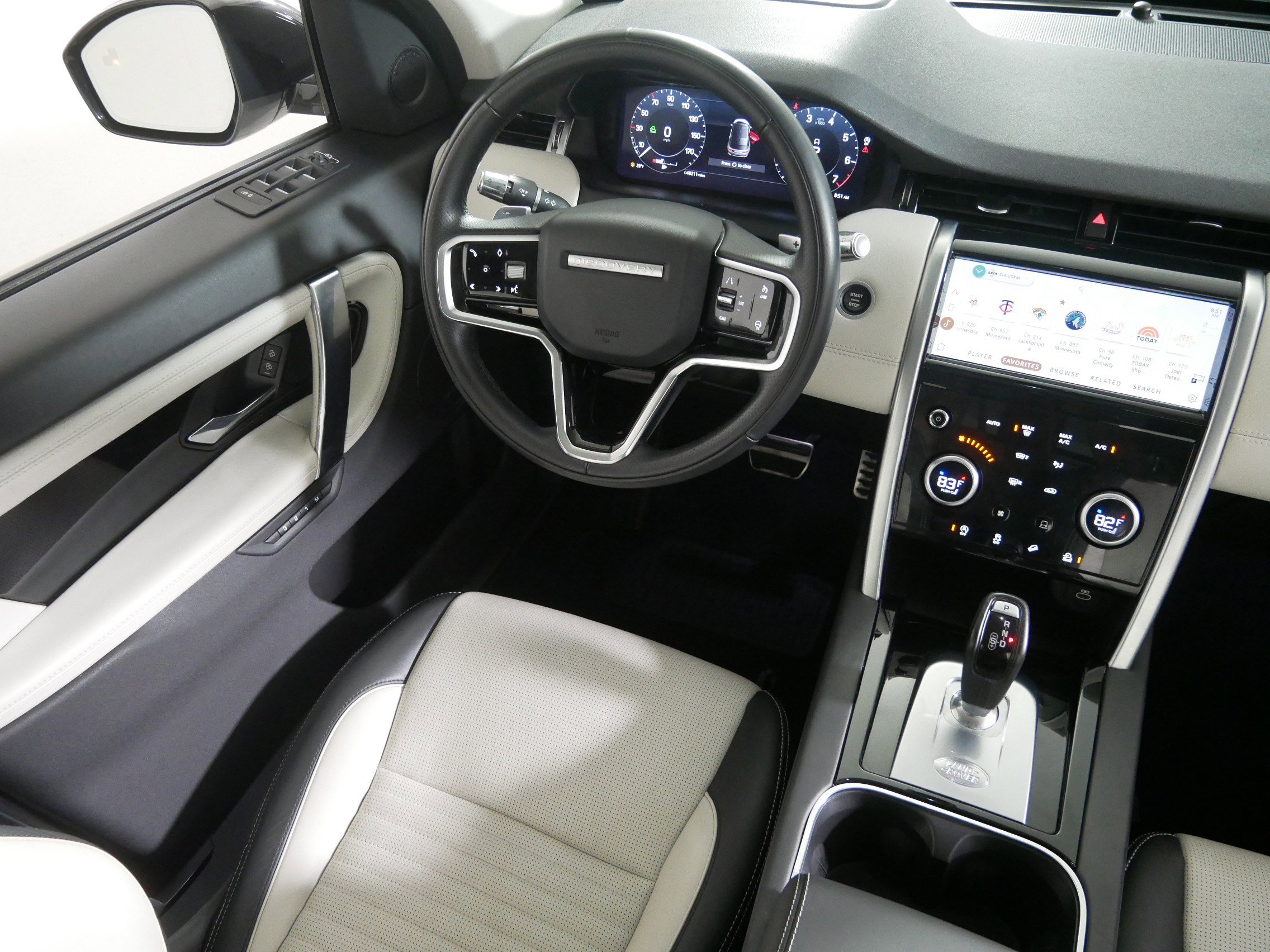 Used 2022 Land Rover Discovery Sport SE R-Dynamic image 9