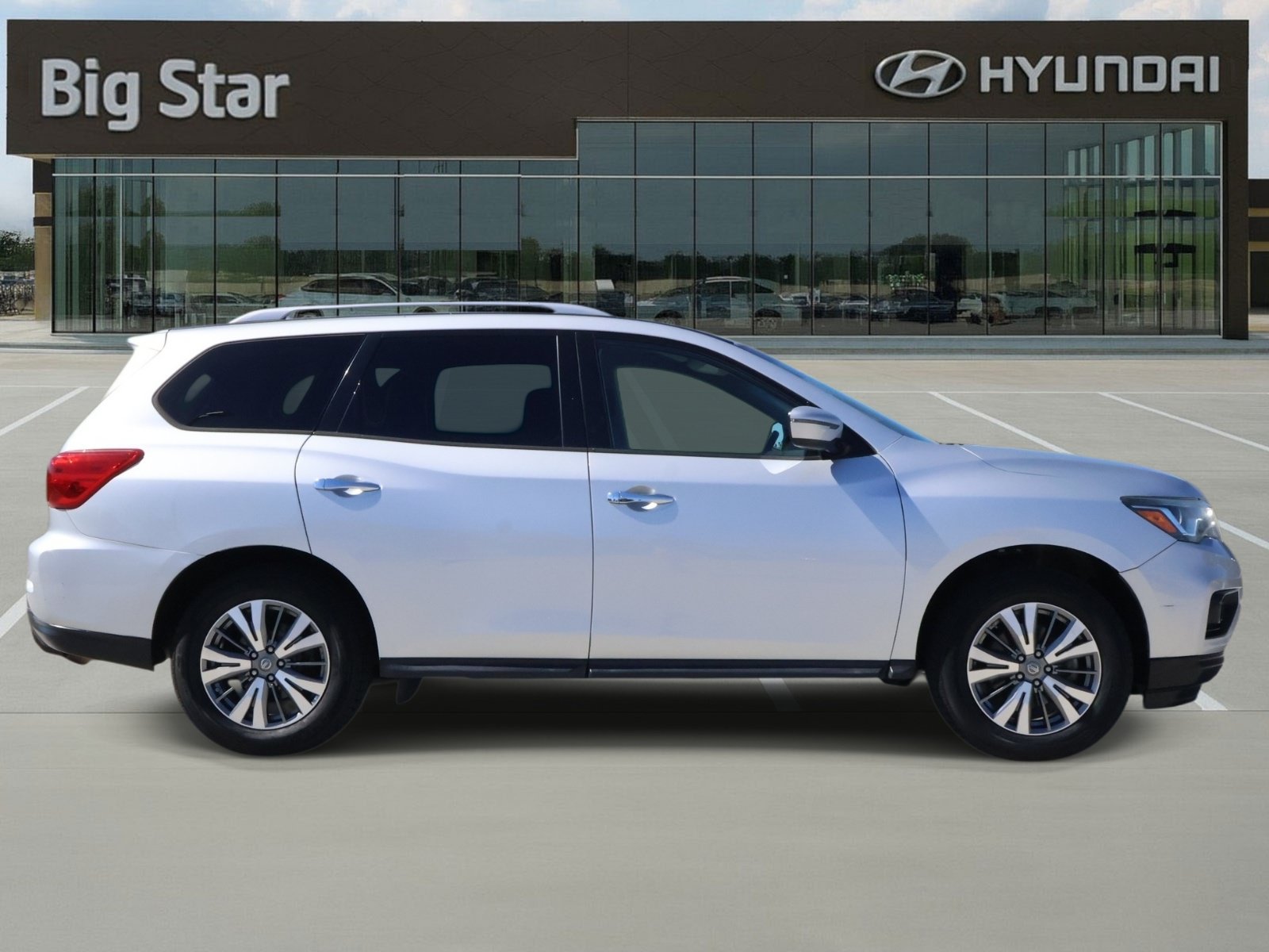 Used 2018 Nissan Pathfinder SV AWD/4WD image 5