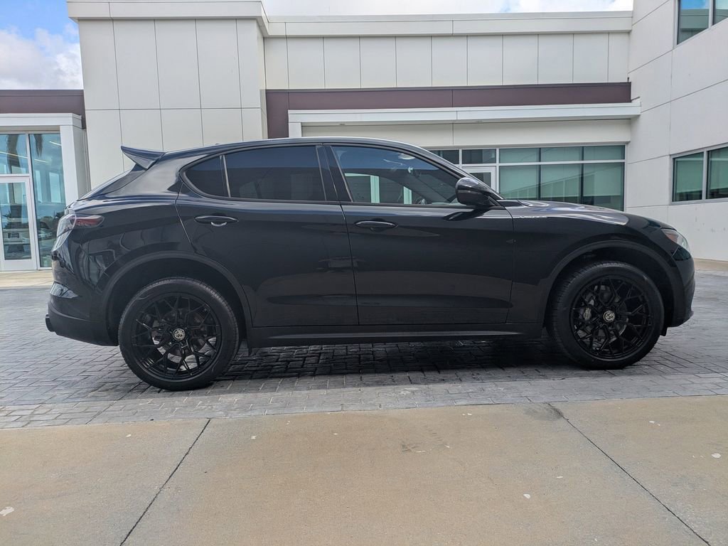 Used 2025 Alfa Romeo Stelvio Sprint w/ Convenience Package AWD/4WD image 4
