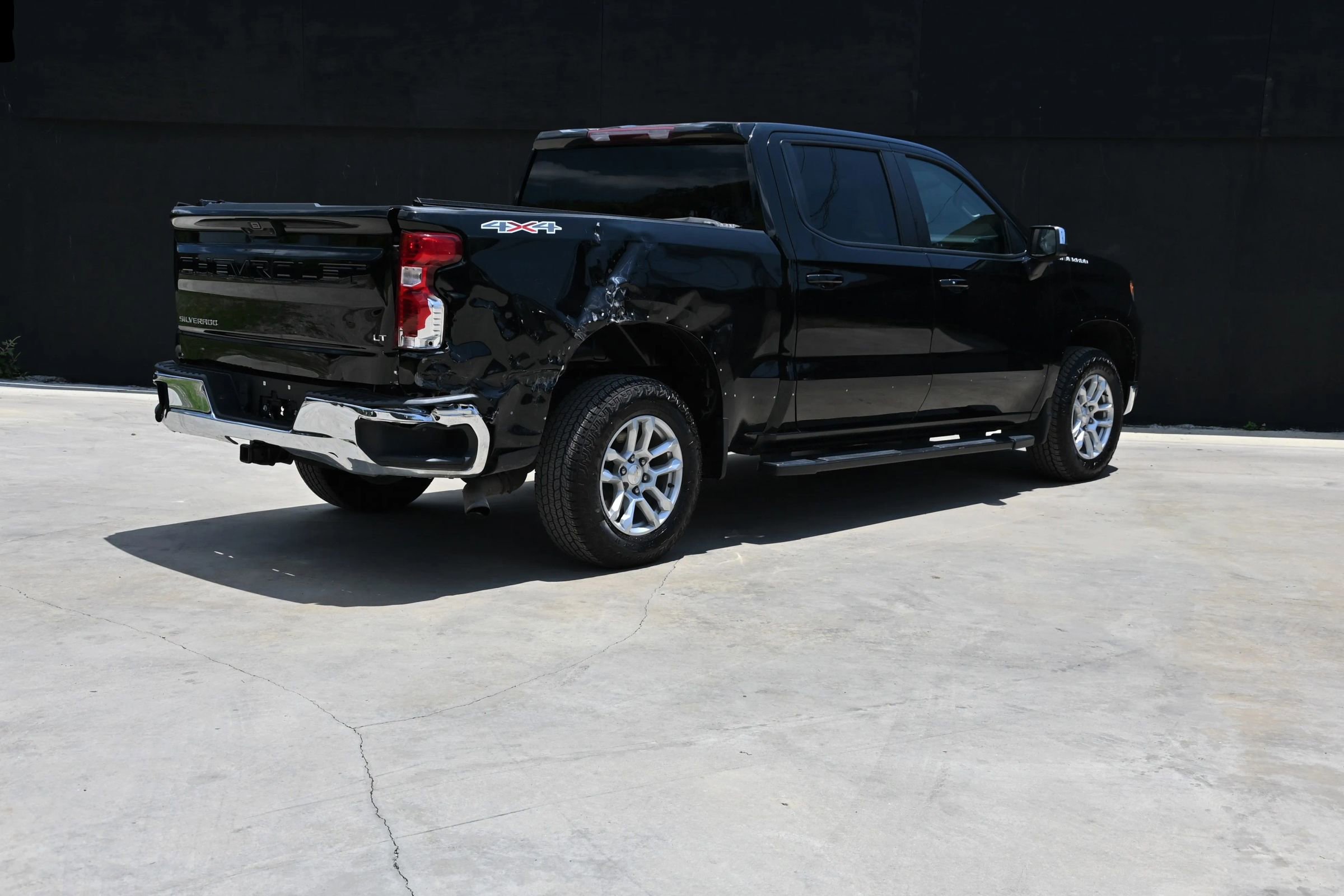 Used 2023 Chevrolet Silverado 1500 LT AWD/4WD image 3