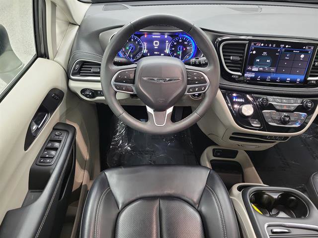 Used 2023 Chrysler Pacifica Touring-L image 13
