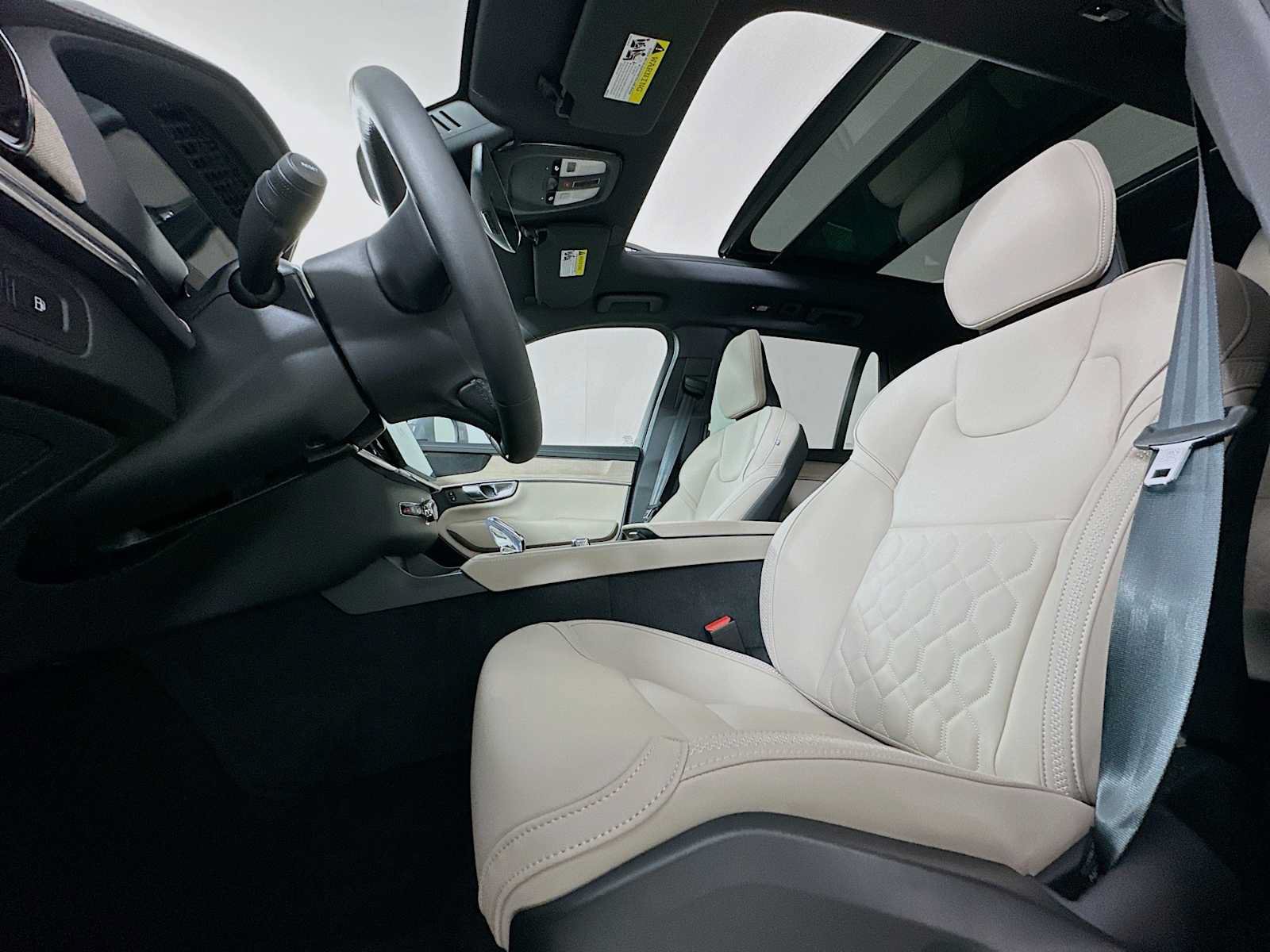 New 2026 Volvo XC90 T8 Plus w/ Protection Package Premier AWD/4WD image 18