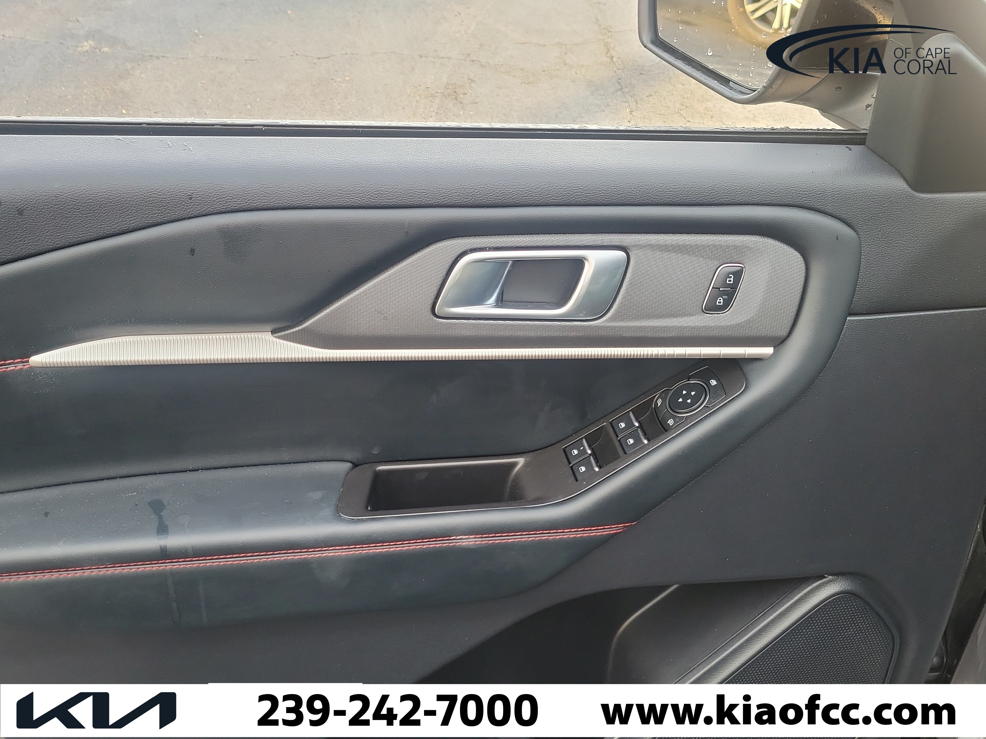 Used 2025 Ford Explorer ST-Line w/ ST-Line Street Pack AWD/4WD image 25