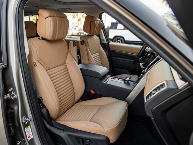 Certified 2025 Land Rover Discovery Metropolitan Edition AWD/4WD image 26
