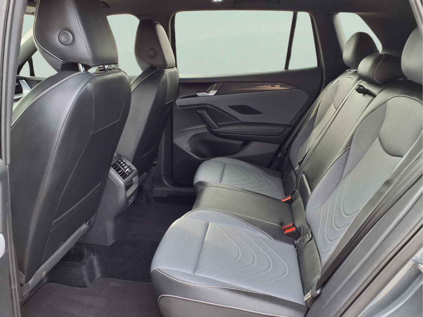 Used 2025 Volkswagen Tiguan SE R-Line image 11