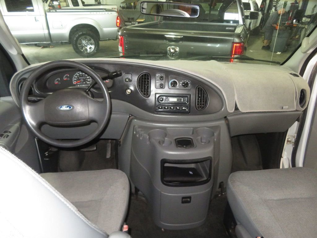 Used 2003 Ford E-350 and Econoline 350 Super Duty Wagon image 31