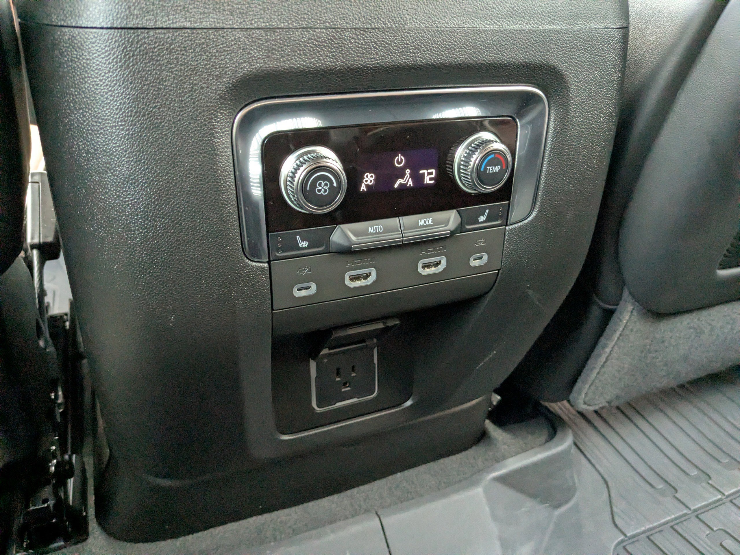 Used 2023 GMC Yukon XL Denali Ultimate image 17