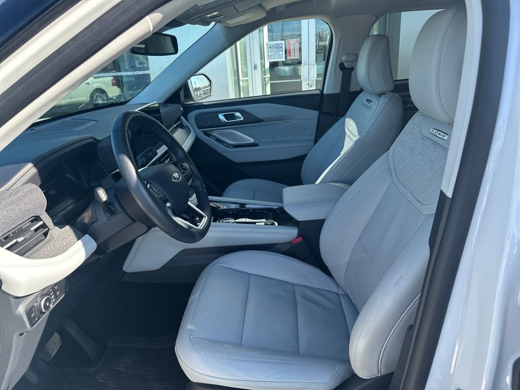 Used 2025 Ford Explorer Platinum w/ Ultimate Package AWD/4WD image 9