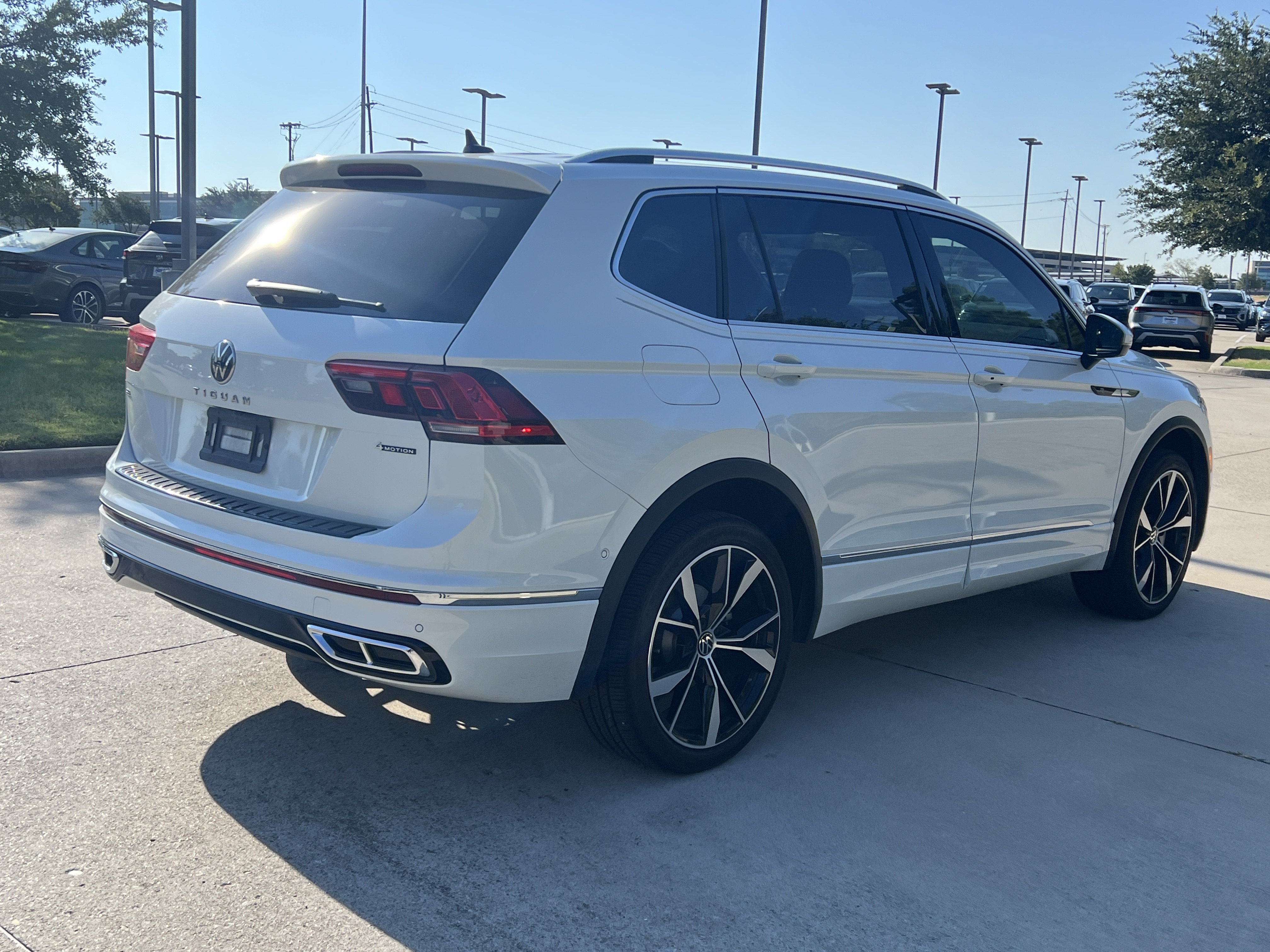 Used 2024 Volkswagen Tiguan SEL R-Line AWD/4WD image 9