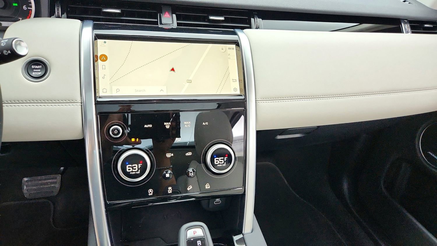 Used 2023 Land Rover Discovery Sport SE image 22