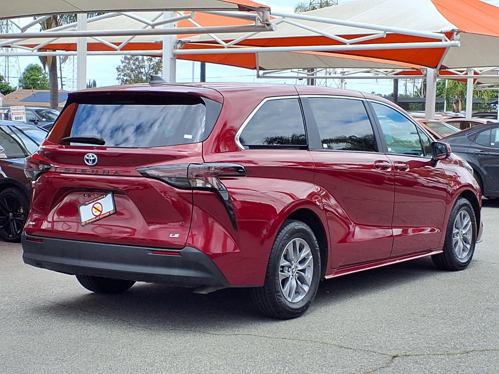 Certified 2025 Toyota Sienna LE FWD image 4