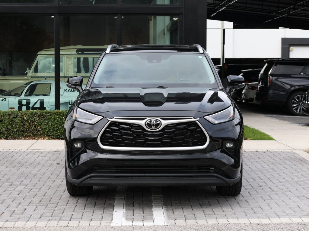 Used 2023 Toyota Highlander XLE image 3