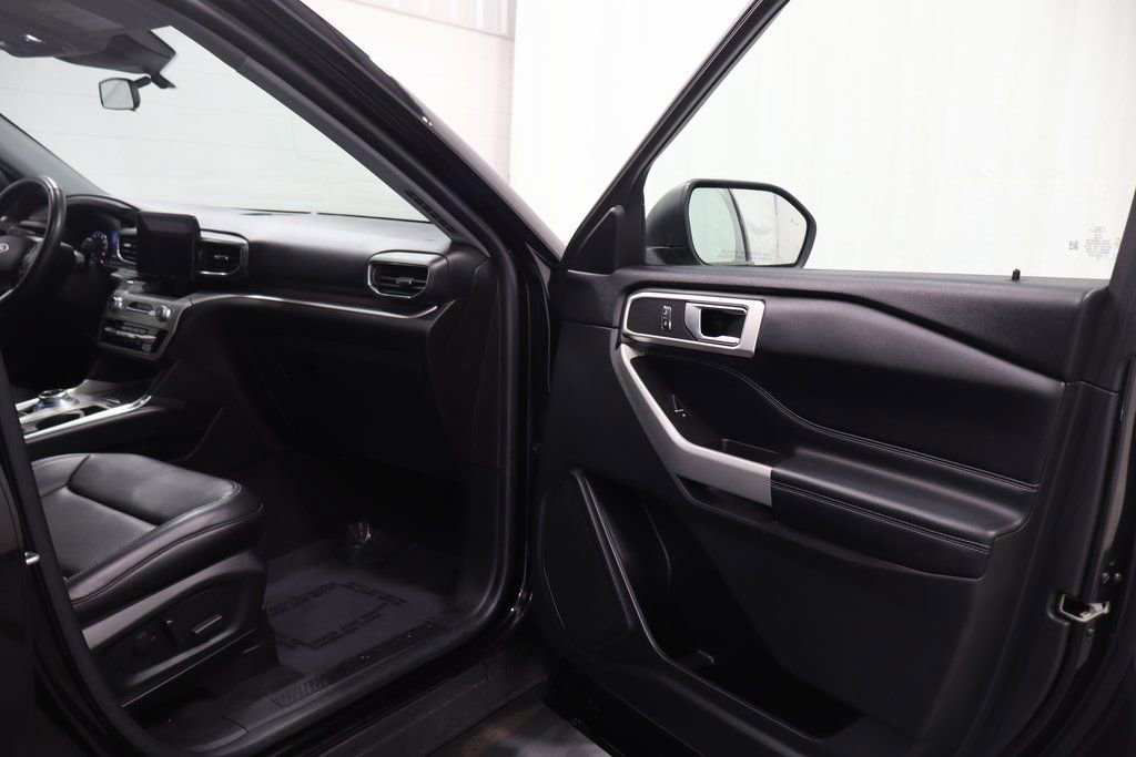 Used 2022 Ford Explorer XLT w/ Equipment Group 202A image 14