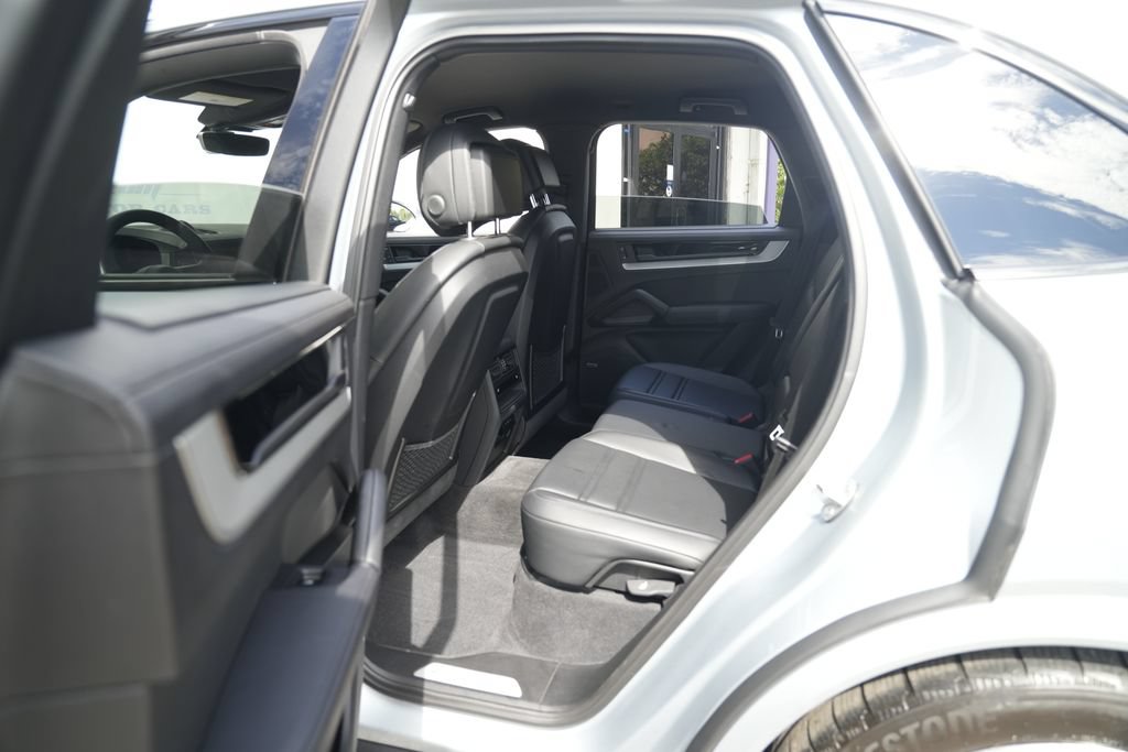 Used 2024 Porsche Cayenne S w/ Sport Chrono Package AWD/4WD image 26