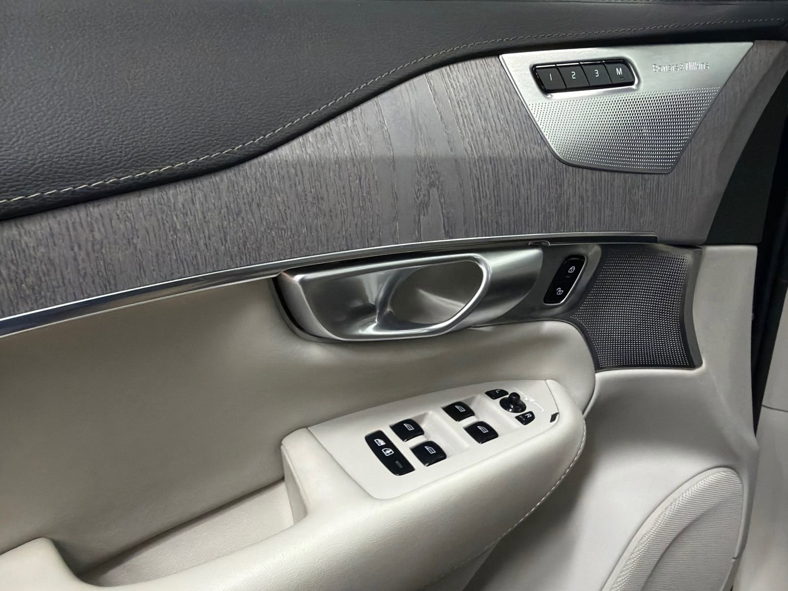 Used 2024 Volvo XC90 T8 Ultimate w/ Lounge Package image 36