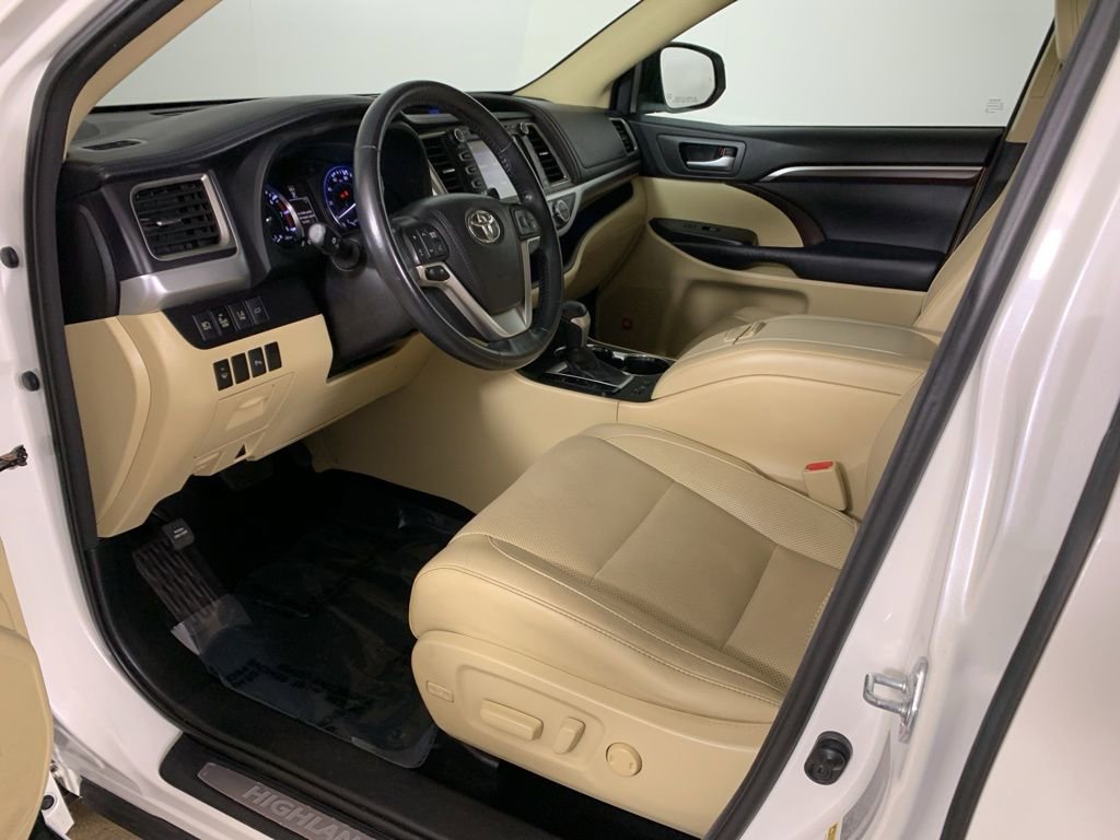 Used 2015 Toyota Highlander Limited w/ Driver Technology Package AWD/4WD image 33
