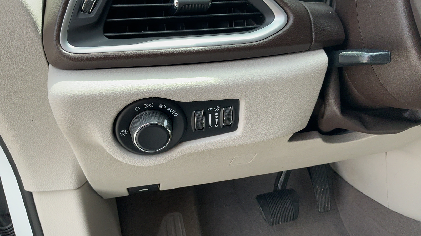 Used 2019 Chrysler Pacifica LX FWD image 24