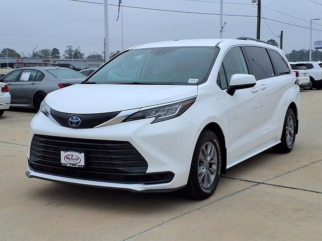Certified 2022 Toyota Sienna LE image 3