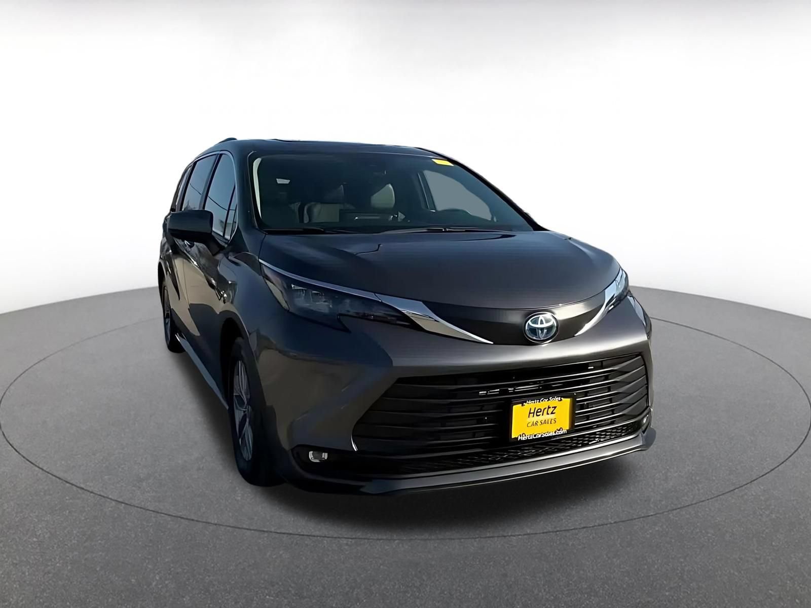 Used 2025 Toyota Sienna XLE FWD image 3